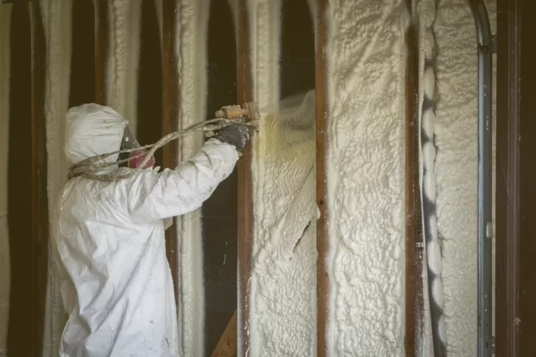 6 Zalet Nowoczesnej Izolacji Natryskowej PUR -Dlaczego Pora Odejść od Styropianu i Wełny?